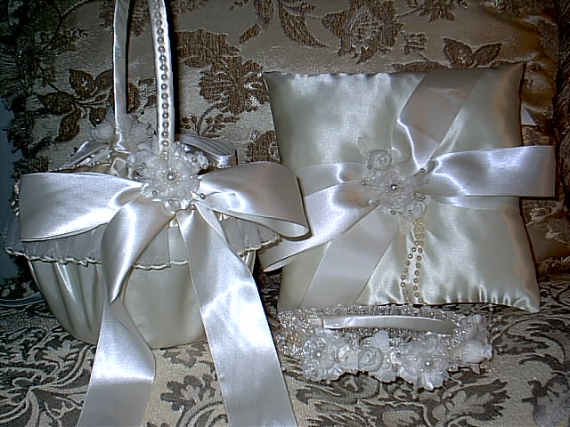 Item 1217 Basket / Ring pillow set