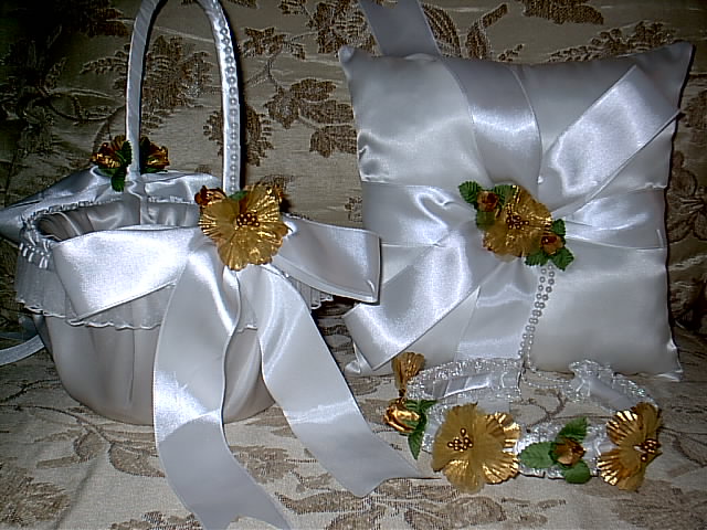 Item 1220 Gold Basket / Ring pillow set