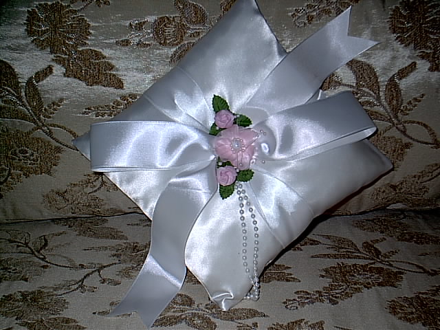 Item 157 pink flower ring pillow