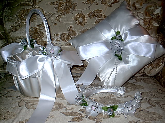 Item 1225 silver Basket / Ring pillow set