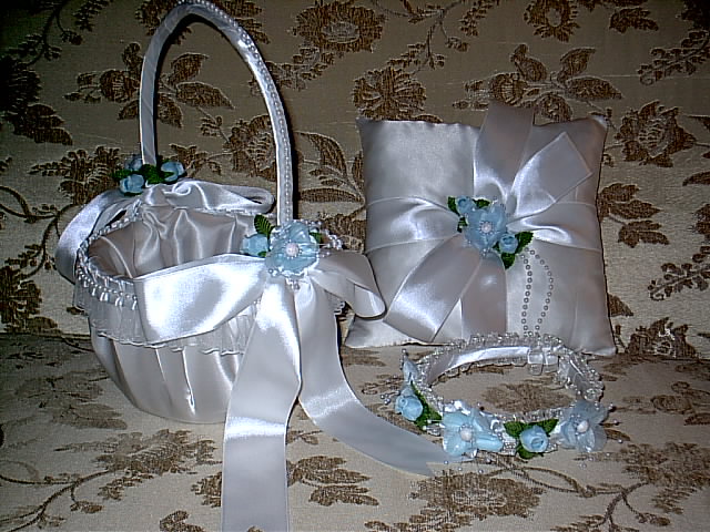 Item 1223 sky blue Basket / Ring pillow set